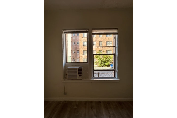 $1200 : 9th/Hobart No parking image 5