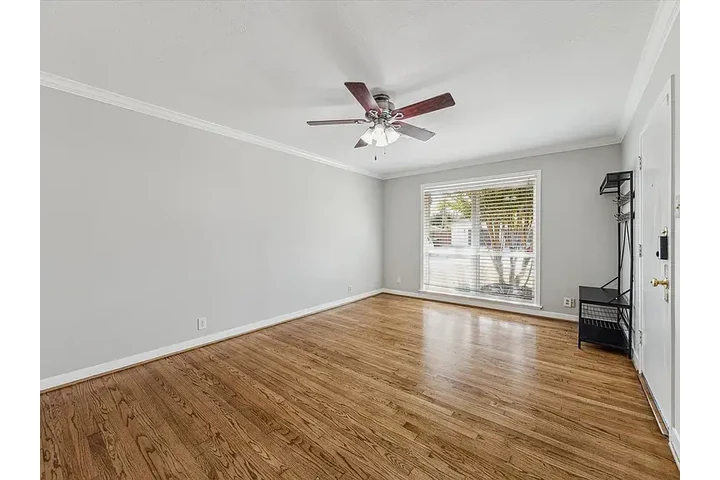 $2150 : 3 beds 1 baths available image 3