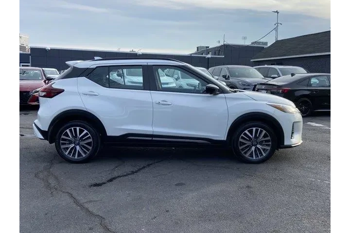 $16987 : Nissan Kicks 2024 SR 4dr Cro image 3
