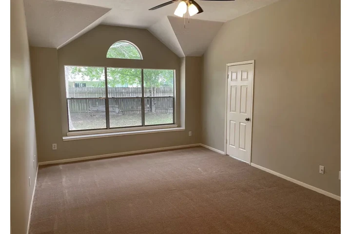 $1000 : Beautiful freshly painted Home image 5