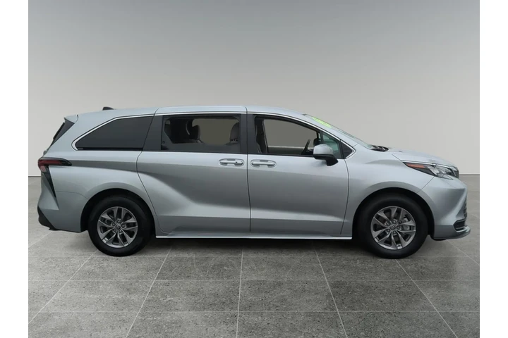 $39748 : Toyota Sienna 2024 LE 8-Pass image 6