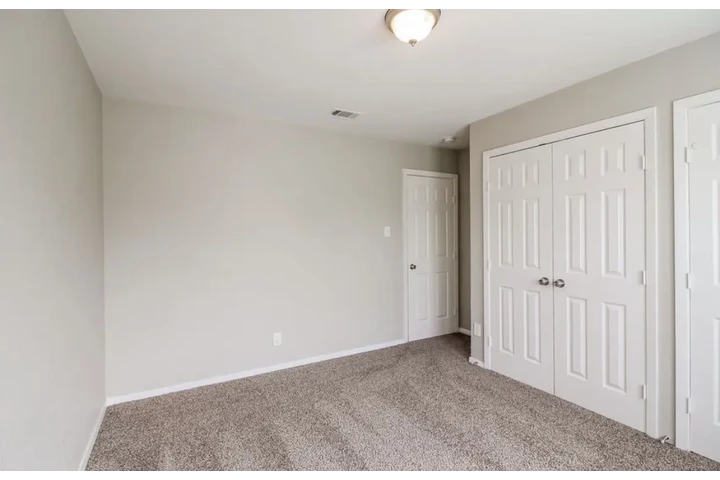 $1450 : 3 Bedroom Home in Dallas TX image 6