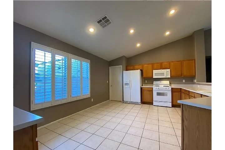 $1000 : Completely Updated Kitchen image 2