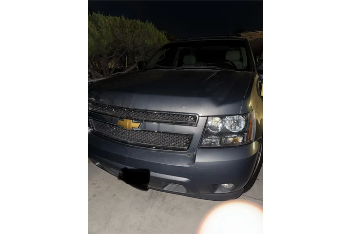 $6000 : 2011 Chevy avalanche image 1