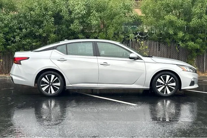 $17498 : Nissan Altima 2022 2.5 SV 4d image 2