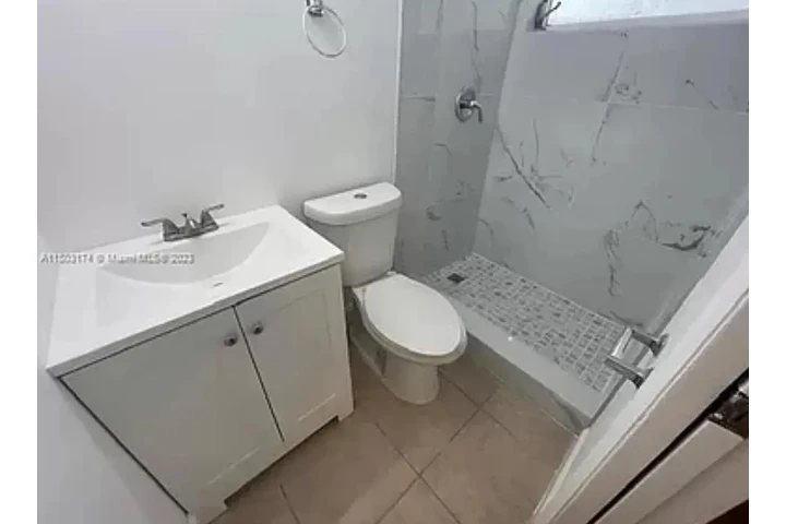 $700 : charming HOME ..Miami, FL image 6