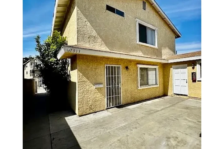 $2600 : Spacious 2 story, 4 bedroom, 2 image 1