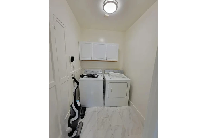 $4200 : 3 bedroom house available image 4