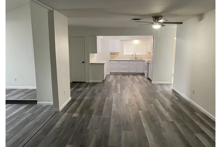 $1050 : Beautiful freshly painted home image 3