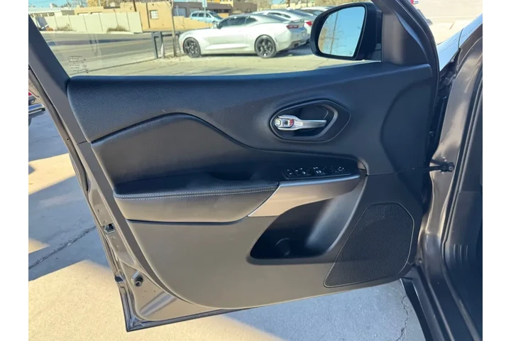 2019 Cherokee Latitude Plus 4 image 10