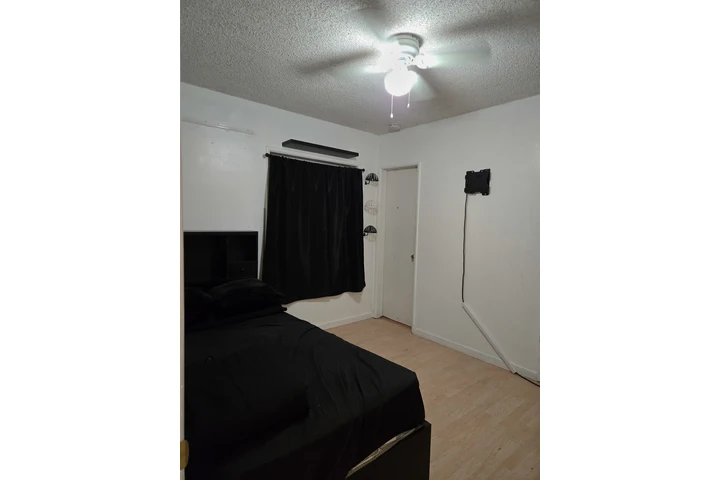 $780 : Cuarto en Compton image 1