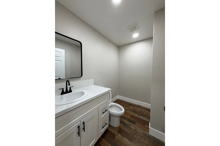 $800 : Newly renovated 2 bedroom 1 image 2