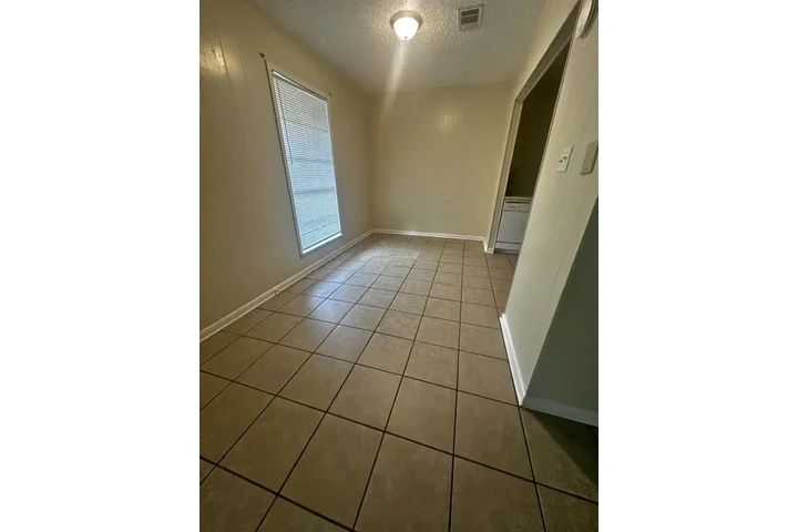 $1100 : Cozy 2-Bedroom and 1-Bathroom image 8