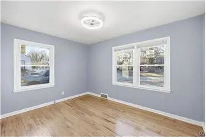 $850 : Rental property with 2 bedro image 8