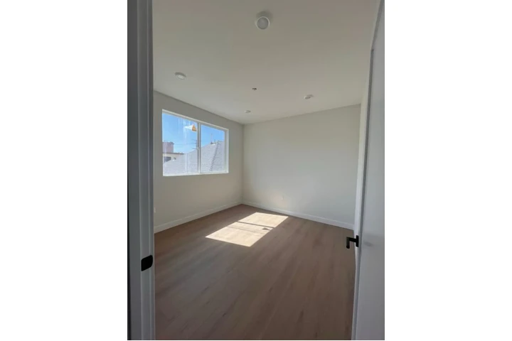 $1900 : 2 Bedroom Apt in James M Wood image 5