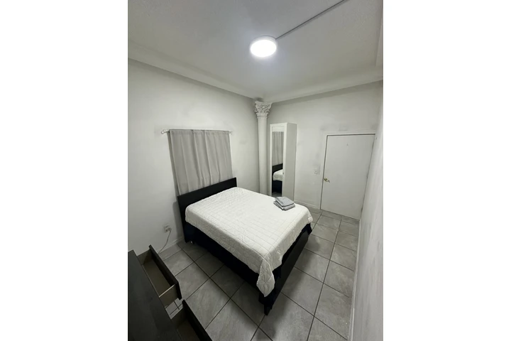 $700 : RENTO CUARTO EN ORLANDO image 2