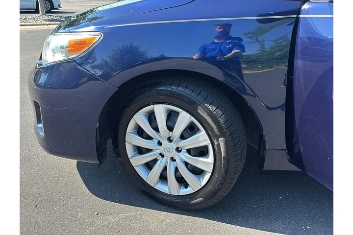 $13298 : 2013 Corolla LE image 5