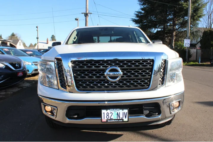 $20495 : 2017 Titan 4x4 Crew Cab SV image 2