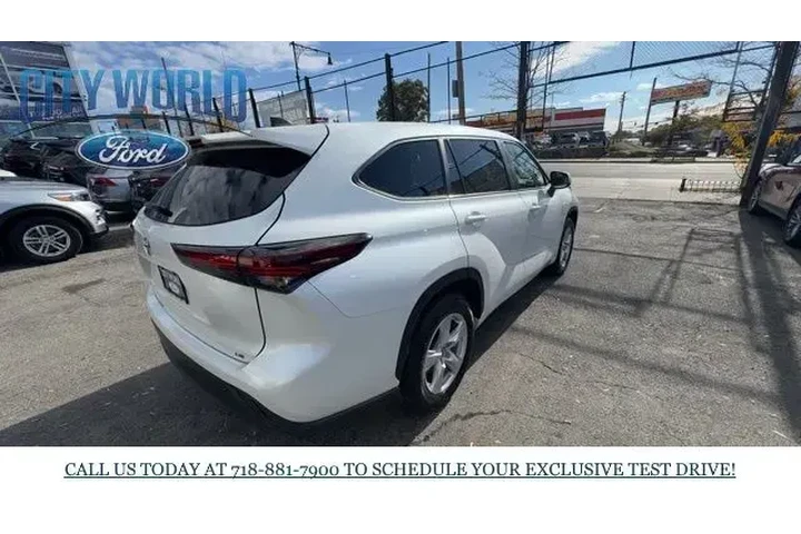 $31388 : Toyota Highlander 2024 LE 4d image 5