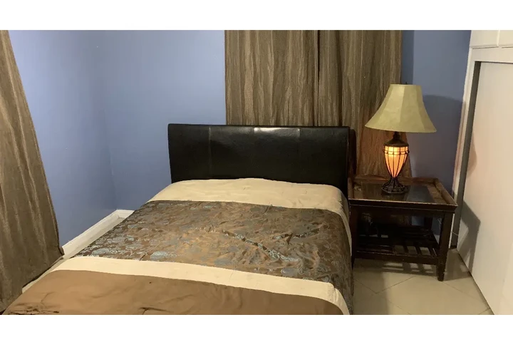 $900 : Se renta recámara amueblada image 3