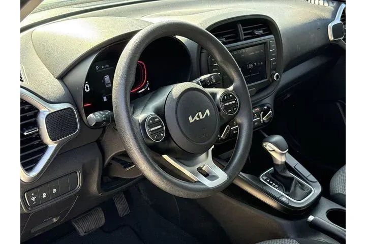 $17670 : Kia Soul 2024 LX 4dr Crossov image 9