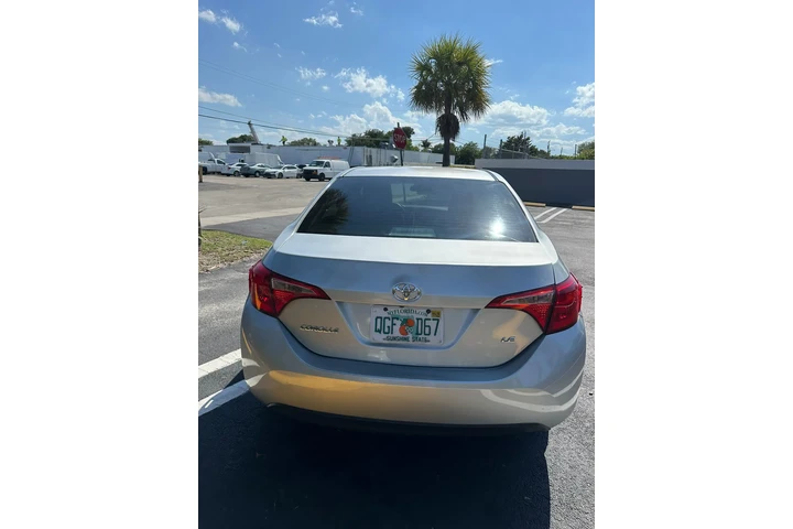 $8900 : Toyota Corolla SE image 2