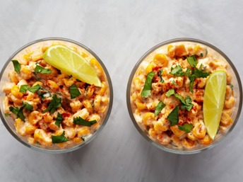 Dos vasitos con esquites a la mexicana