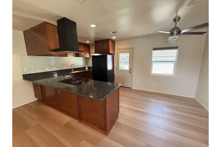 $2000 : CASA☎️Alpine St,La Habra✅ image 3