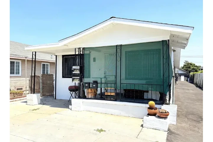 $1030 : 1 BEDROOM HOUSE GARAGE PARKING image 2