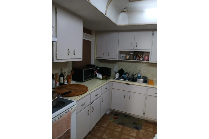 $750 : Rento cuarto a dama image 6