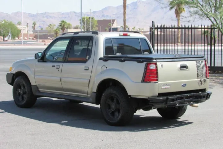 $8995 : 2001 Explorer Sport Trac image 6
