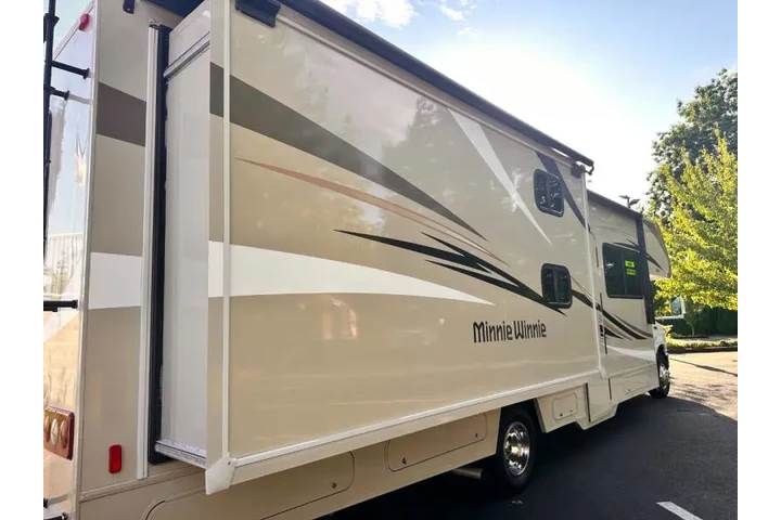 $54995 : 2017 Winnebago Minnie Winnie image 8