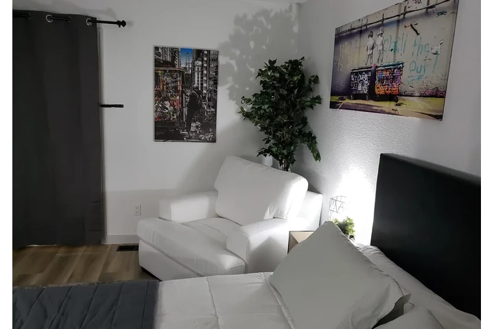 $1050 : Modern 1-Bedroom Apartment in image 2