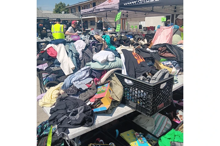 $3 : Venta de Garaje Multifamiliar image 3