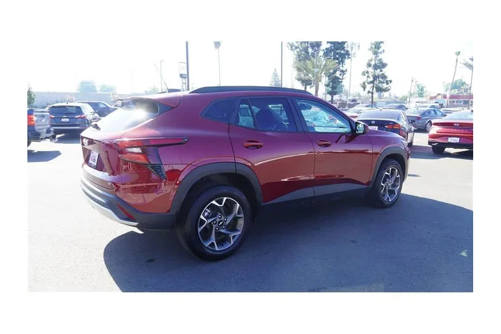 $22984 : 2025 Trax LT image 6