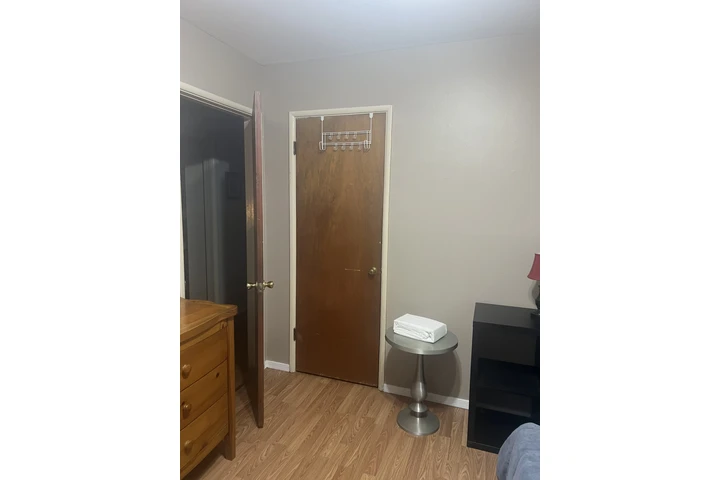 $1100 : Cuarto De Renta image 2
