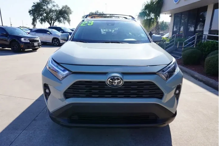 $29988 : Toyota RAV4 2023 XLE Premium image 2