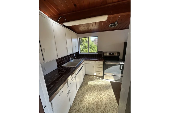 $900 : beautifully spacious home image 4