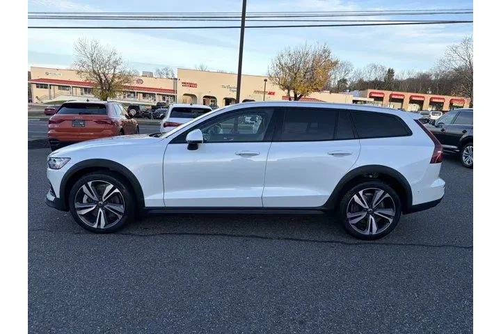 $36899 : Volvo V60 Cross Country 2024 image 4