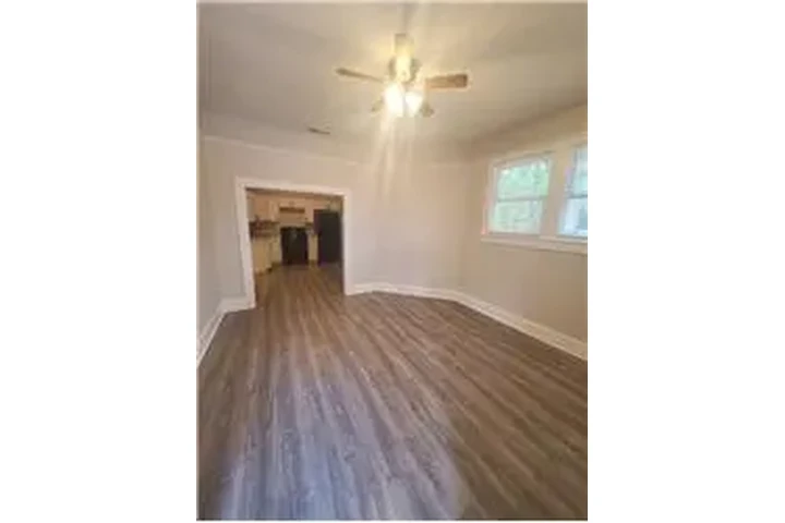 $1200 : Rental property with 1 bedro image 2