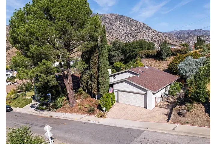 $2100 : 3 Bedroom 2 Bath Single Family image 3