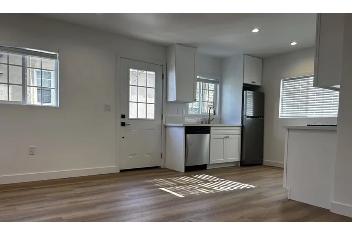 $1955 : 2 Bedroom 2 bath Apt in LA image 3