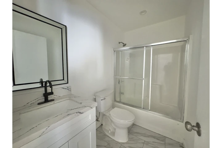 $2000 : 1-BED APARTMENT • CRENSHAW BLV image 8