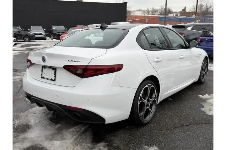 $24495 : Alfa Romeo Giulia 2022 AWD T image 4