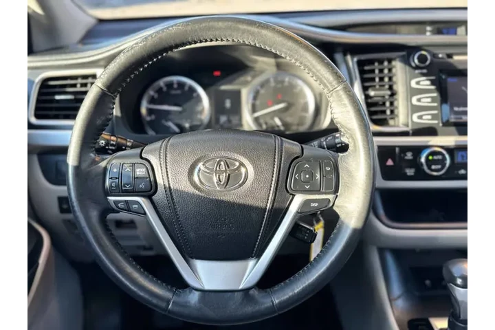 2014 Highlander LE Plus image 8