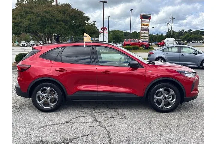 $31980 : Ford Escape 2026 ST-Line 4dr image 2