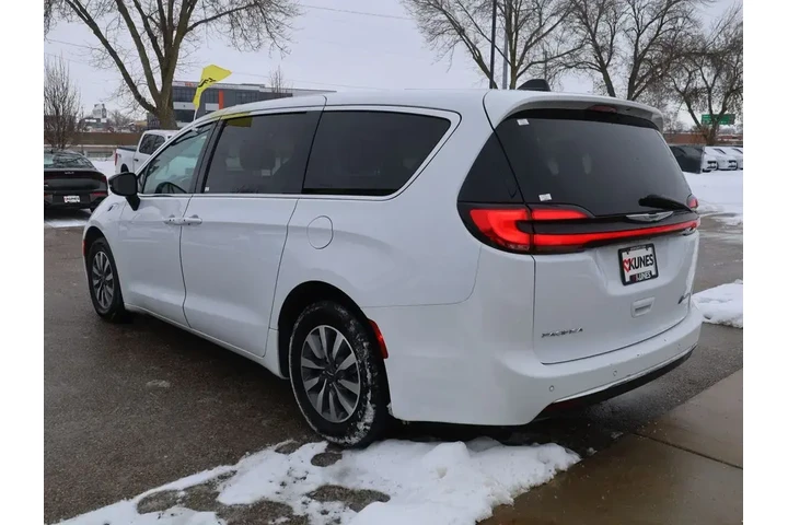 $26777 : Chrysler Pacifica Plug-In Hy image 7