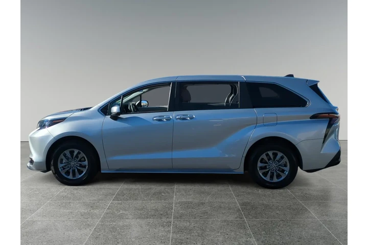 $38484 : Toyota Sienna 2024 LE 8-Pass image 2