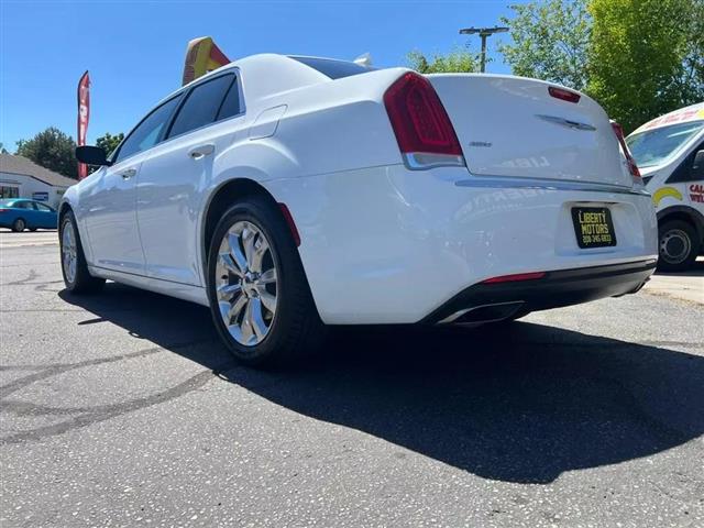 2016 CHRYSLER 300 image 3