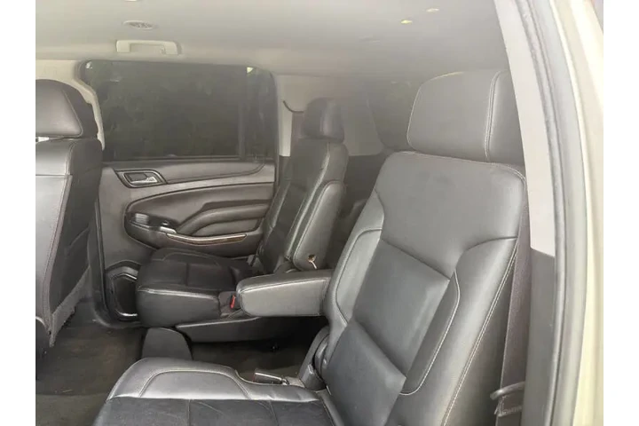 2017 Suburban LT image 6